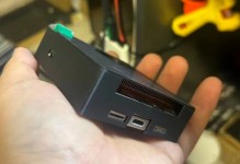 “手搓版”骁龙8Gen3盒子，标配12G 256G存储，跑分飙至220万