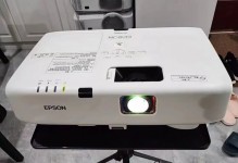 当年2.6万的商用投影仪，如今卖500块，流明度高达4000